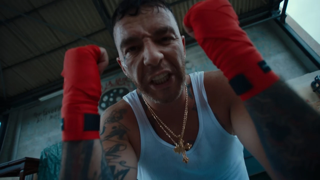 Fotogramma con color grading da Achille Lauro, Salmo, Gemitaiz — Banda Kawasaki