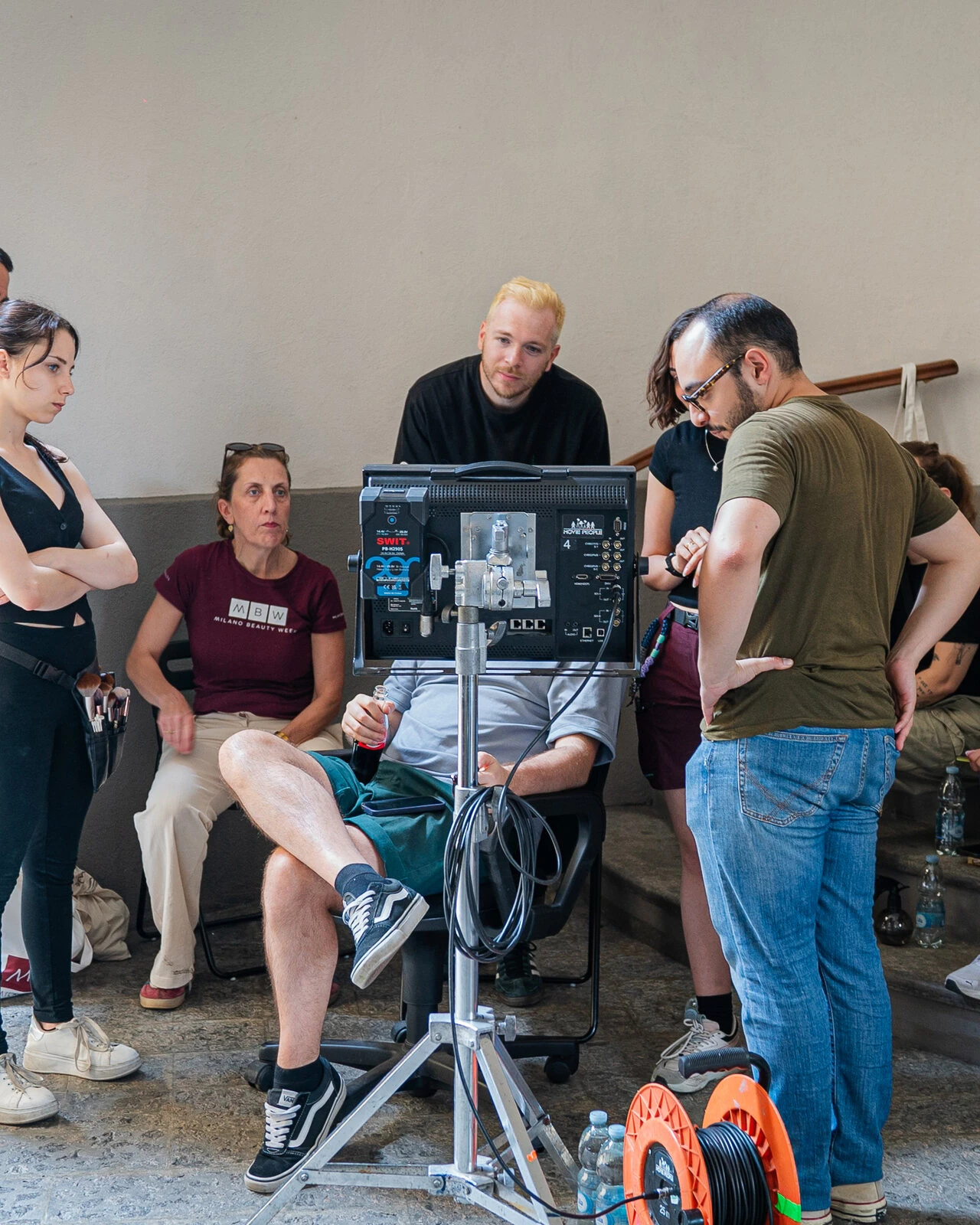 La troupe controlla il monitor sul set