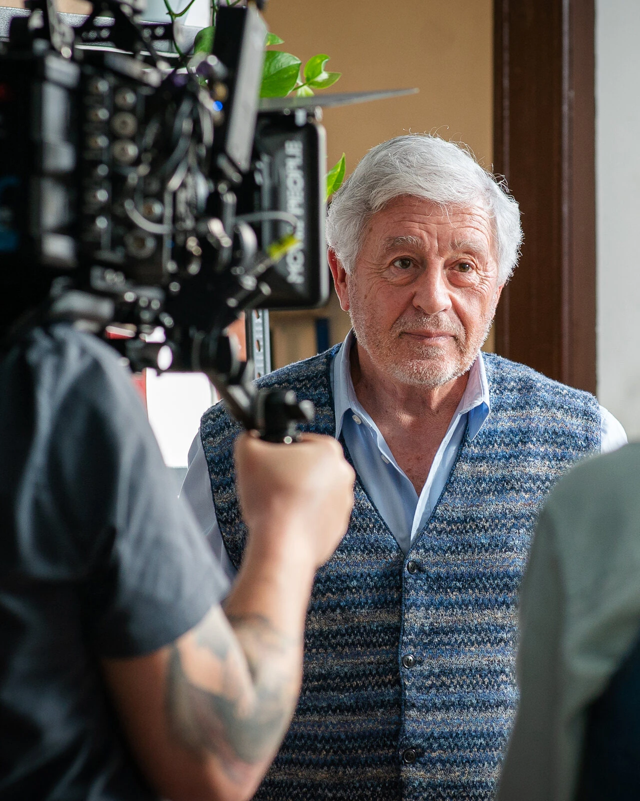 Antonio Catania davanti alla camera sul set