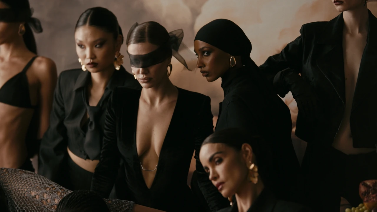 Gruppo di modelle in abiti neri nella campagna EROTICA